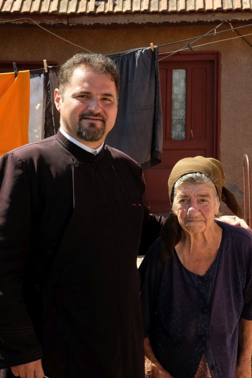 Preotul care Îl dăruiește zilnic pe Hristos bătrânilor satului Poza 275128