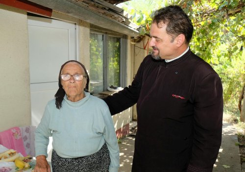 Preotul care Îl dăruiește zilnic pe Hristos bătrânilor satului Poza 275134