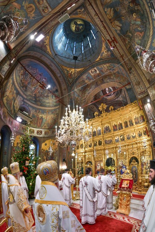 Praznic luminos la Catedrala Patriarhală din București Poza 282373