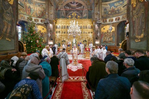 Praznic luminos la Catedrala Patriarhală din București Poza 282381