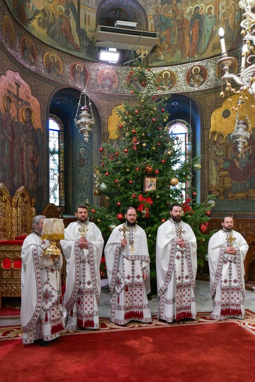 Praznic luminos la Catedrala Patriarhală din București Poza 282410