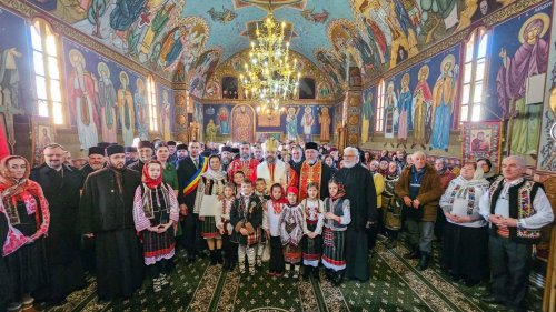 Liturghie arhierească și sfințire de casă socială la Parohia Boboiești Poza 284292
