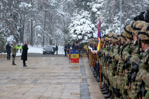 Decorarea drapelelor de luptă ale unor unități ale Armatei Române