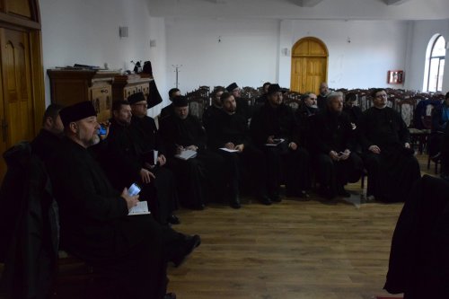 Pregătirea clericilor din Eparhia Iașilor pentru concursul național catehetic  Poza 285364