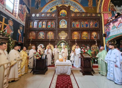 Slujire arhierească la Biserica „Sfinții Arhangheli Mihail și Gavriil” din Domnești Poza 286051