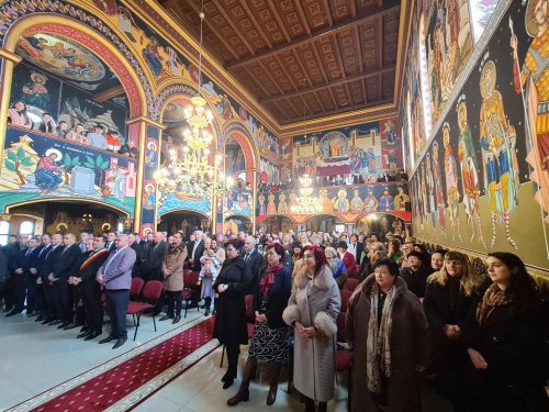 Slujire arhierească la Biserica „Sfinții Arhangheli Mihail și Gavriil” din Domnești Poza 286053