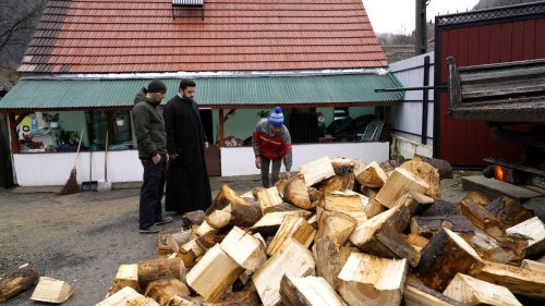 Lemne de foc și alimente pentru bătrâni din județul Sibiu Poza 286411