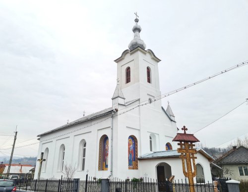 Liturghie arhierească și sfințire la biserica din Nireș, Cluj Poza 288978