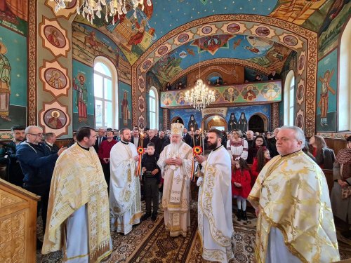 Liturghie arhierească și sfințire la biserica din Nireș, Cluj Poza 288979