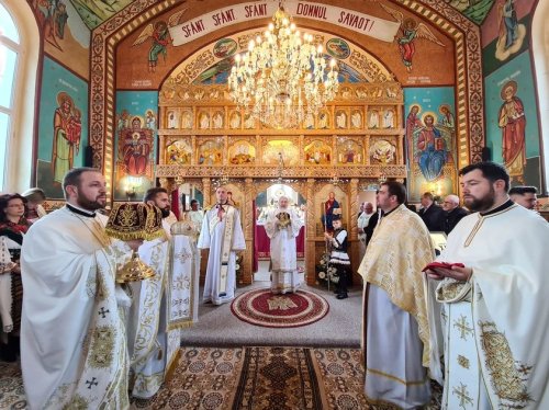 Liturghie arhierească și sfințire la biserica din Nireș, Cluj Poza 288980