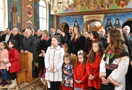 Liturghie arhierească și sfințire la biserica din Nireș, Cluj Poza 288984