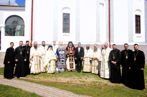 Doi noi slujitori în obștea Mănăstirii Frăsinei din Vâlcea Poza 289885