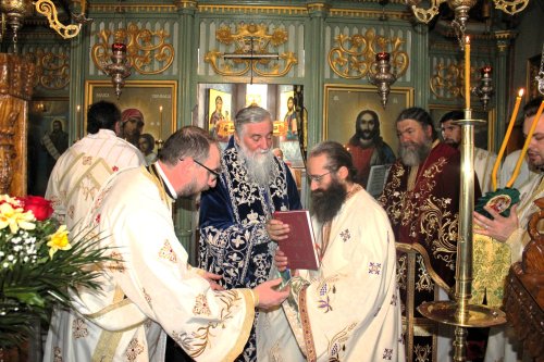 Doi noi slujitori în obștea Mănăstirii Frăsinei din Vâlcea Poza 289886