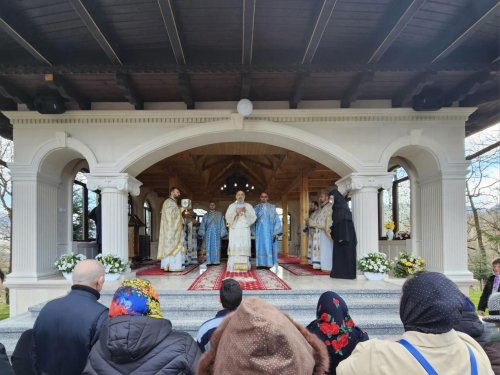 Slujire arhierească la hramul Mănăstirii „Buna Vestire” de la Pătrângeni, judeţul Alba  Poza 289881