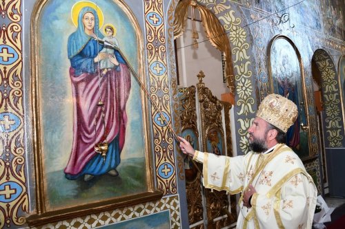 Pictura bisericii din Parohia Petrilova a fost resfințită Poza 292105