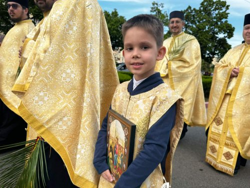 Preoţi şi credincioşi în procesiune pe străzile din Ploiești Poza 293502