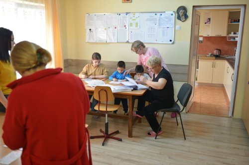 Case pline de iubire şi ajutor pentru  copiii cu dizabilităţi la Alba Iulia Poza 292439