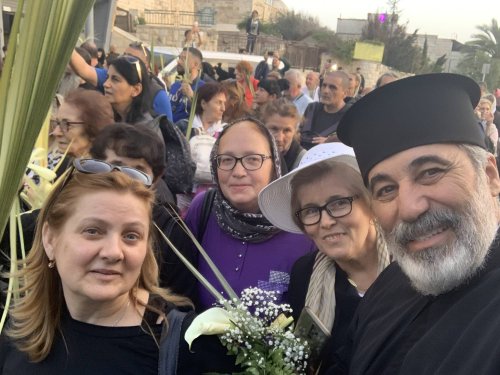 Praznicul Floriilor, bucurie pentru pelerinii ortodocşi la Locurile Sfinte Poza 292496
