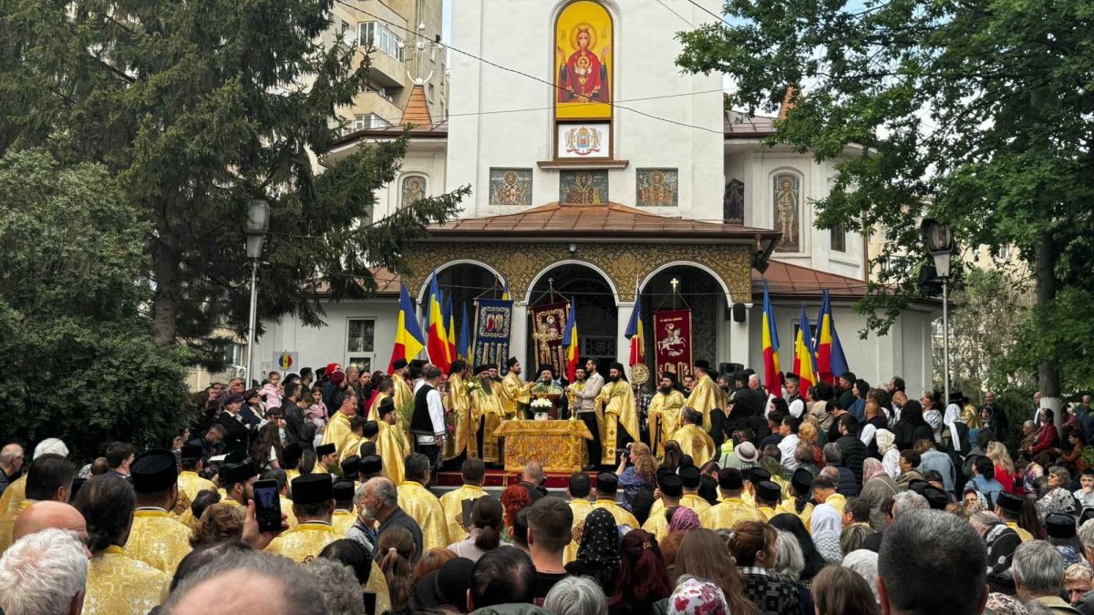 Preoţi şi credincioşi în procesiune pe străzile din Ploiești
