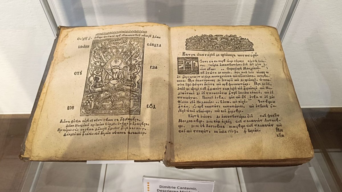 Carte religioasă veche expusă la Muzeul Palatul Principilor Transilvaniei