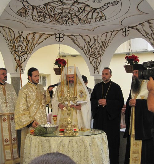 Patriarhul României a sfinţit Centrul socio-educaţional de la parohia „Sfânta Treime“ - Tei