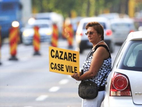 Circa 70% dintre români rămân acasă în vacanţă