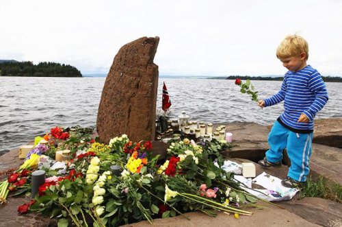 Mângâiere pentru familiile victimelor din Norvegia
