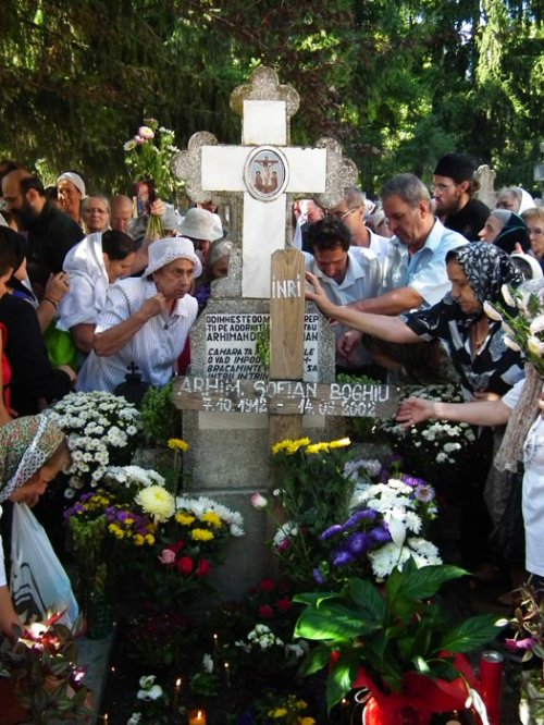 Sute de creştini s-au adunat la mormântul părintelui Sofian