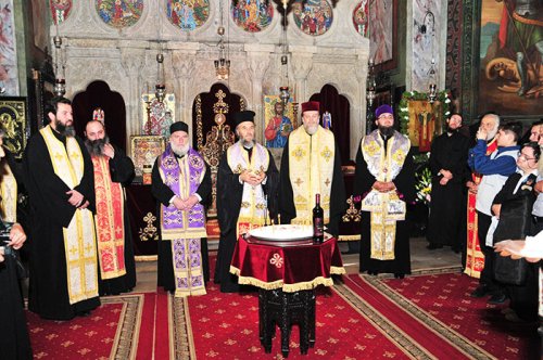Patru ierarhi la căpătâiul părintelui Adrian Făgeţeanu