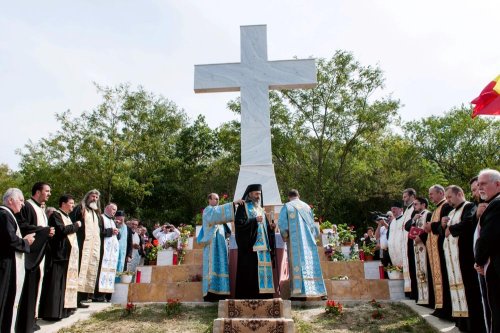Înaltpreasfinţitul Părinte Irineu a sfinţit o cruce în Parohia Zau de Câmpie