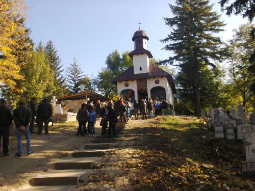 Biserica „Naşterea Maicii Domnului” din Bumbești-Pițic, în haine de sărbătoare