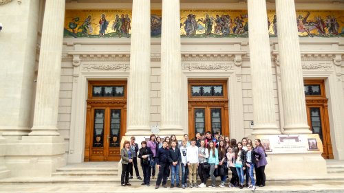 Tineri din Republica Moldova în vizită pe Colina Bucuriei