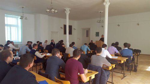 Părintele profesor Viorel Ioniţă le-a conferenţiat studenţilor teologi de la Iaşi