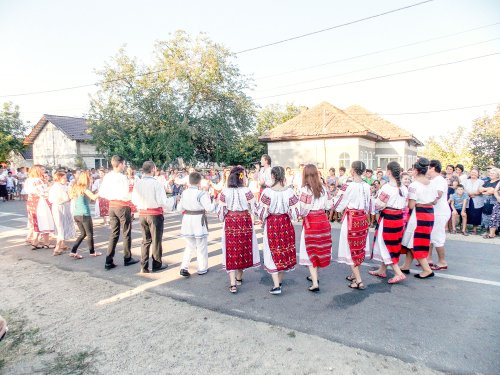 „Hora satului” adună comunitatea în jurul Bisericii