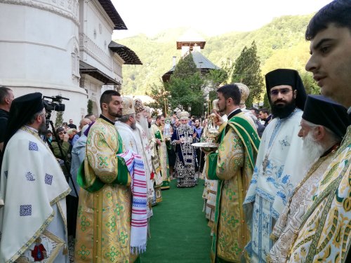 Liturghie arhierească la Altarul Mănăstirii Lainici