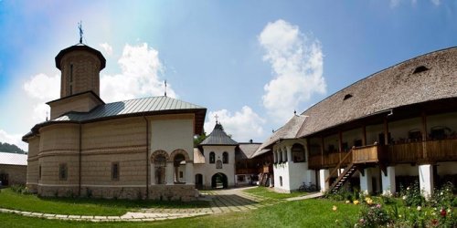 Tabără de sculptură lângă Mănăstirea Polovragi
