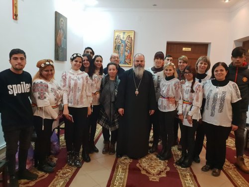 Corul de copii „Divergent” din Constanţa, în vizită la Preasfinţitul Ignatie