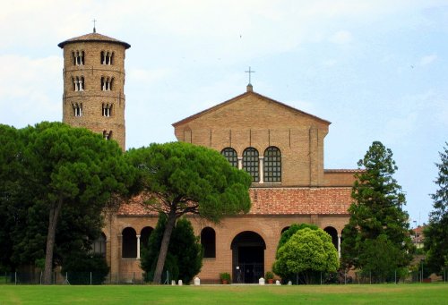 Bazilica bizantină închinată Sfântului Mucenic Apolinarie  din Ravenna, Italia