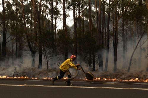 Temperaturile mari şi vântul puternic înteţesc incendiile din Australia