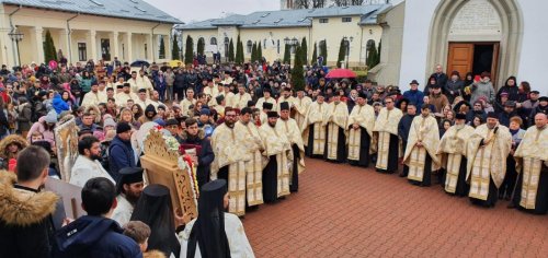 Liturghie şi procesiuni în Duminica Ortodoxiei în Arhiepiscopia Romanului şi Bacăului