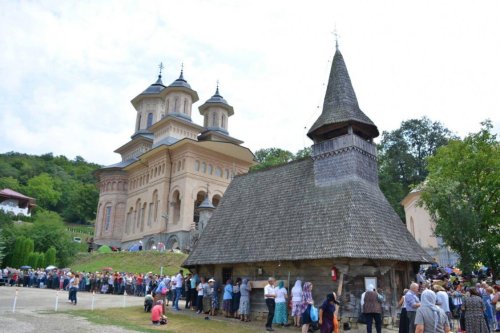Hram în condiții speciale la Mănăstirea Nicula, Cluj