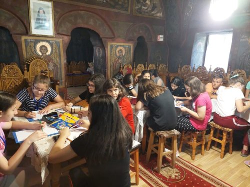 Noi activități cu tinerii în parohii din Arhiepiscopia Craiovei