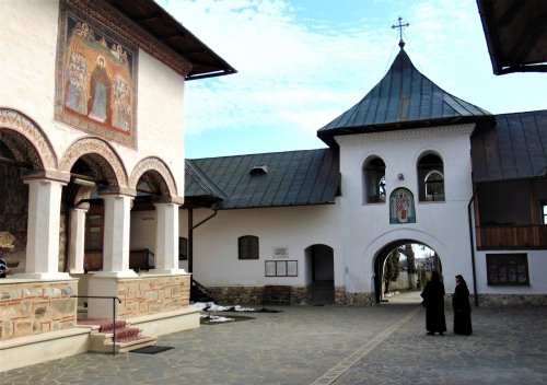 Mănăstirea Polovragi, locul unde rugăciunea mângâie cerul