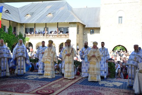 Cler și popor în rugăciune la hramul Mănăstirii Neamț