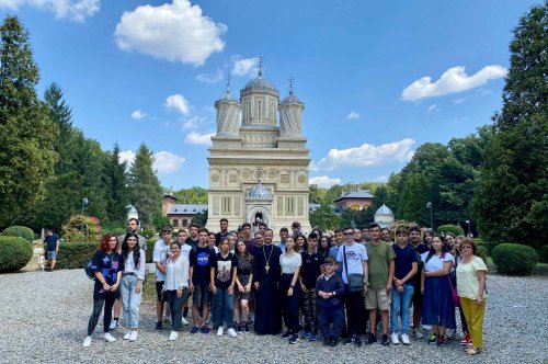 Tineri buzoieni și vrânceni pe urmele istoriei din Muntenia și Oltenia
