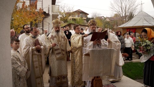 Doi ierarhi au slujit într-o parohie din județul Iași