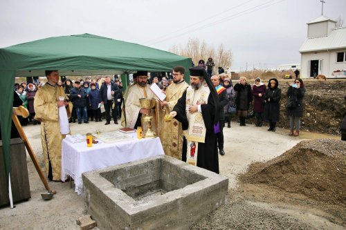 Piatră de temelie pentru o nouă biserică în Arhiepiscopia Iașilor
