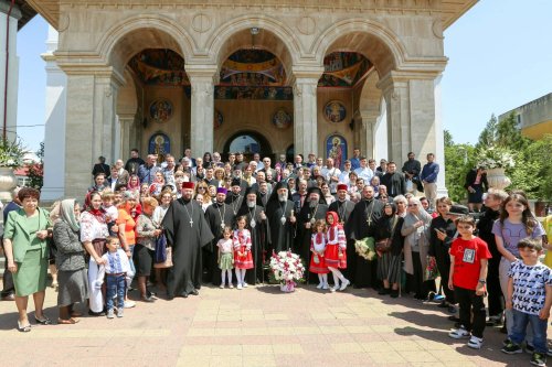 Trei ierarhi la hramul Catedralei Arhiepiscopale din Buzău