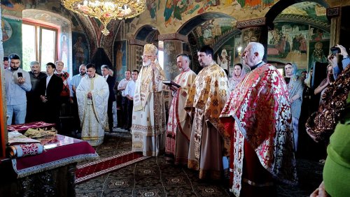 Slujire în satul Patriarhului Iustin Moisescu 