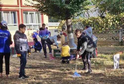 „Educaţie prin curăţenie” la o şcoală din Buzău 
